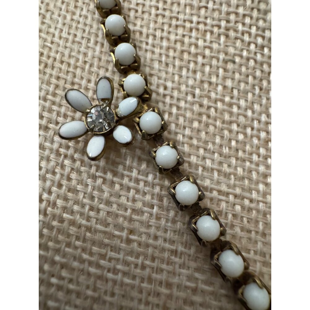 Vintage Gold-Tone White Daisy Flower Necklace With Rhinestone Accents Retro Char - Picture 5 of 10